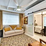 New Smyrna Beach Cottage About 1 Mi To Downtown!