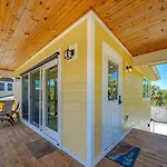 Dog Friendly Loft Steps From Beach With Gas Barbecue Grill And Upstairs Deck!