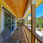 Dog Friendly Loft Steps From Beach With Gas Barbecue Grill And Upstairs Deck!