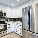 Tastefully Decorated Sea Woods Villa - Near Beach Access, Shopping & Dining! S4410