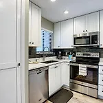 Tastefully Decorated Sea Woods Villa - Near Beach Access, Shopping & Dining! S4410
