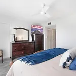 Amazing Views Of The Ocean And Pool From This Top Floor Beach Retreat!