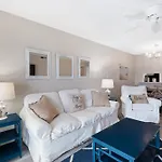 Amazing Views Of The Ocean And Pool From This Top Floor Beach Retreat!