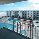 Amazing Views Of The Ocean And Pool From This Top Floor Beach Retreat!