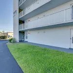 New Smyrna Beach Studio Retreat, Walk To Beach!
