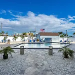 Stunning Ocean Views Steps From The Beach With Pool! Fabulous 4Th Floor Studio!