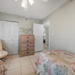Top Floor Ocean And Pool Views Located On No-Drive Beach With 2 Complex Pools