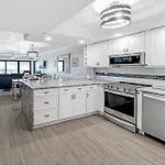 Stunning Beachfront View And Large Balcony With Pool Access