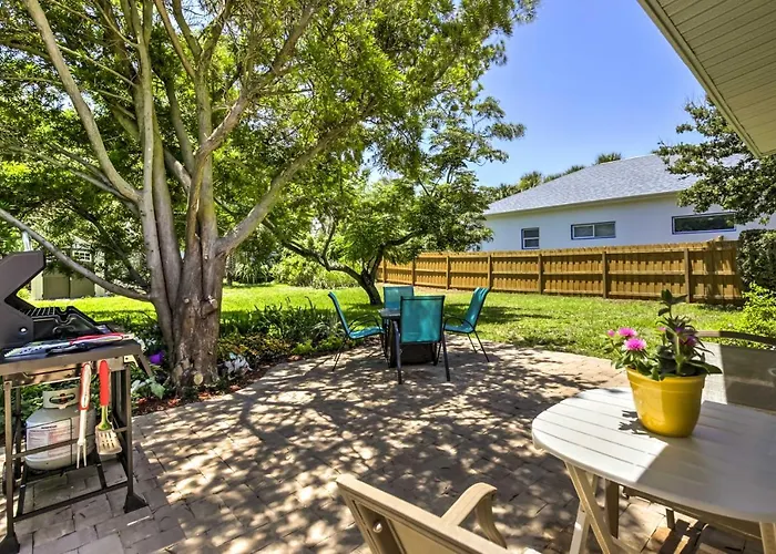 New Smyrna Beach Abode With Fire Pit, Walk To Beach!