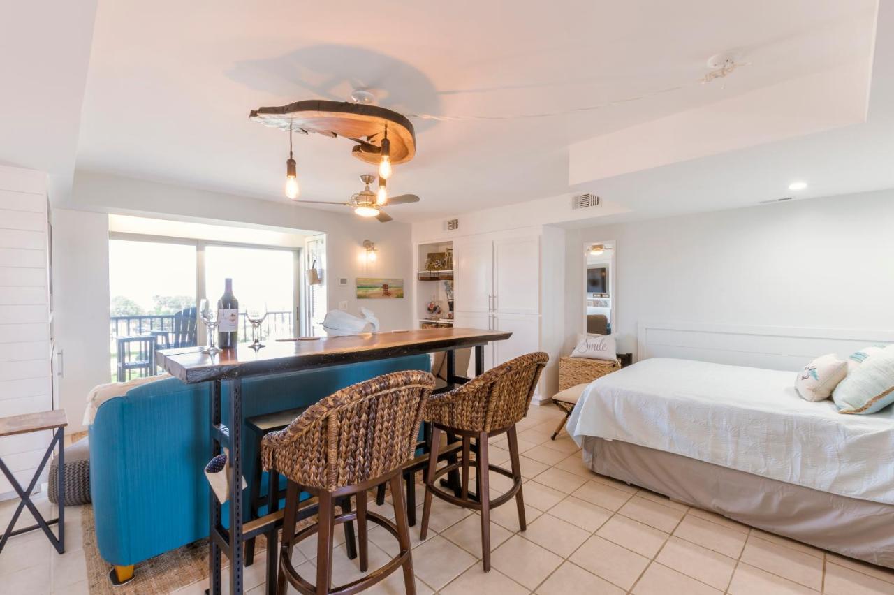 Stunning Ocean Views Steps From The With Pool! Fabulous 4th Floor Studio! Apartment