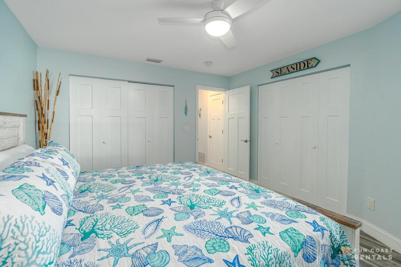 Dog Friendly Wprivate Fenced Yard, Garage & Fire Pit Steps To The Beach! Holiday home *