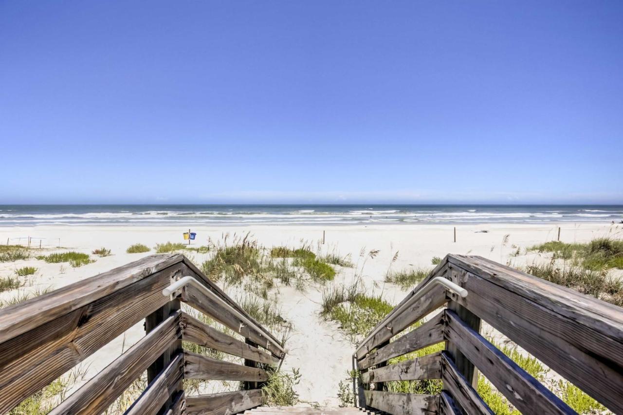 New Smyrna Abode With Fire Pit, Walk To Beach!