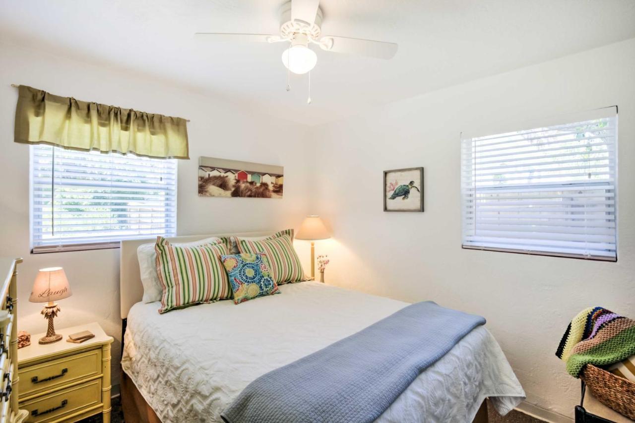 New Smyrna Abode With Fire Pit, Walk To Beach! Holiday home *