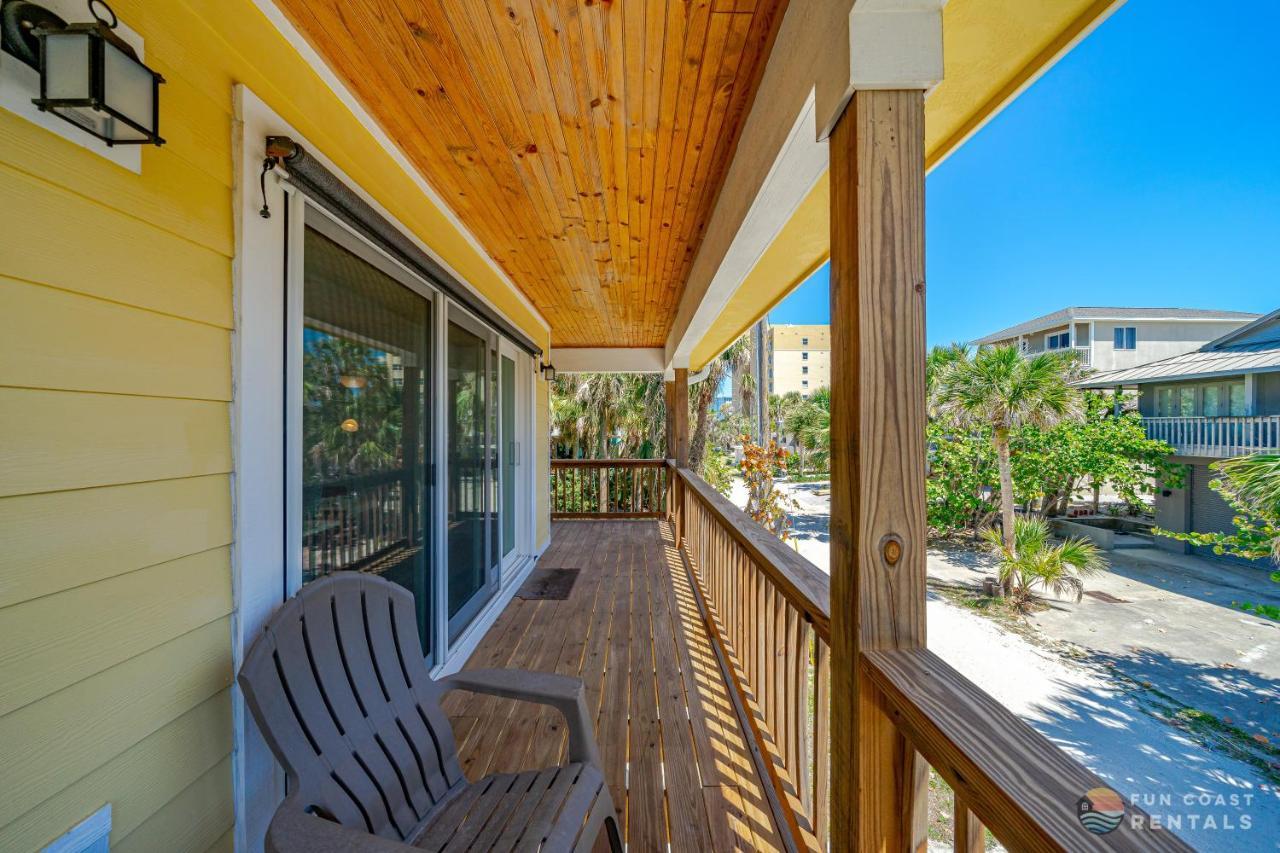 Guest house Dog Friendly Loft Steps From With Gas Barbecue Grill And Upstairs Deck! New Smyrna Beach