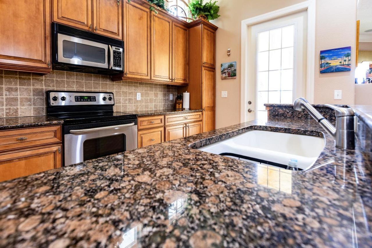 Luxury Cearra Del Ray Townhome Seconds To 2-car Garage Villa *