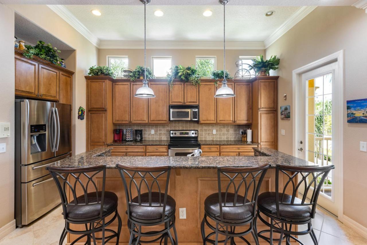 Luxury Cearra Del Ray Townhome Seconds To 2-car Garage Villa