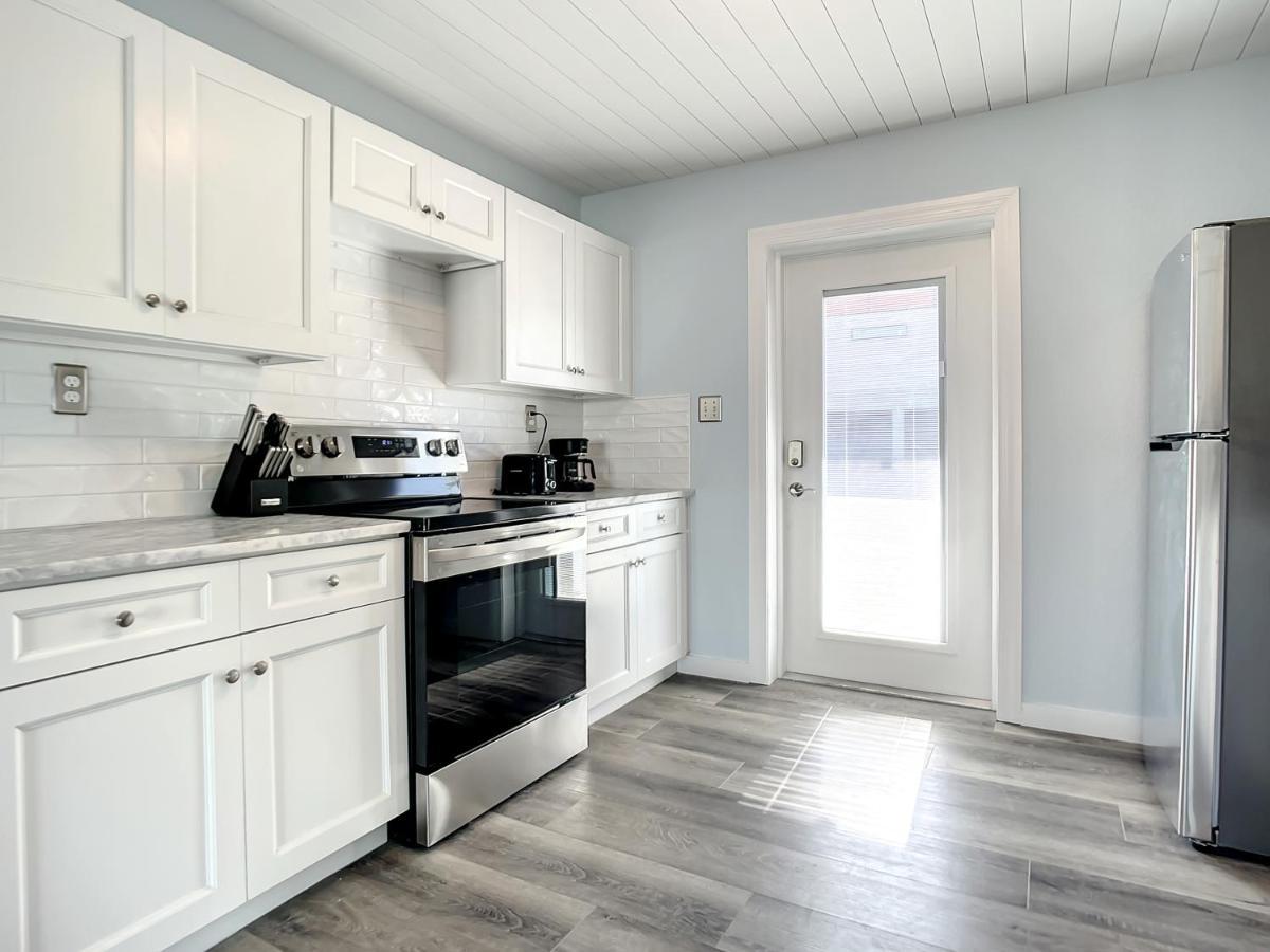 One Piece ~ Duplex With Pool ~ 2 Minutes From Flagler Avenue Holiday home