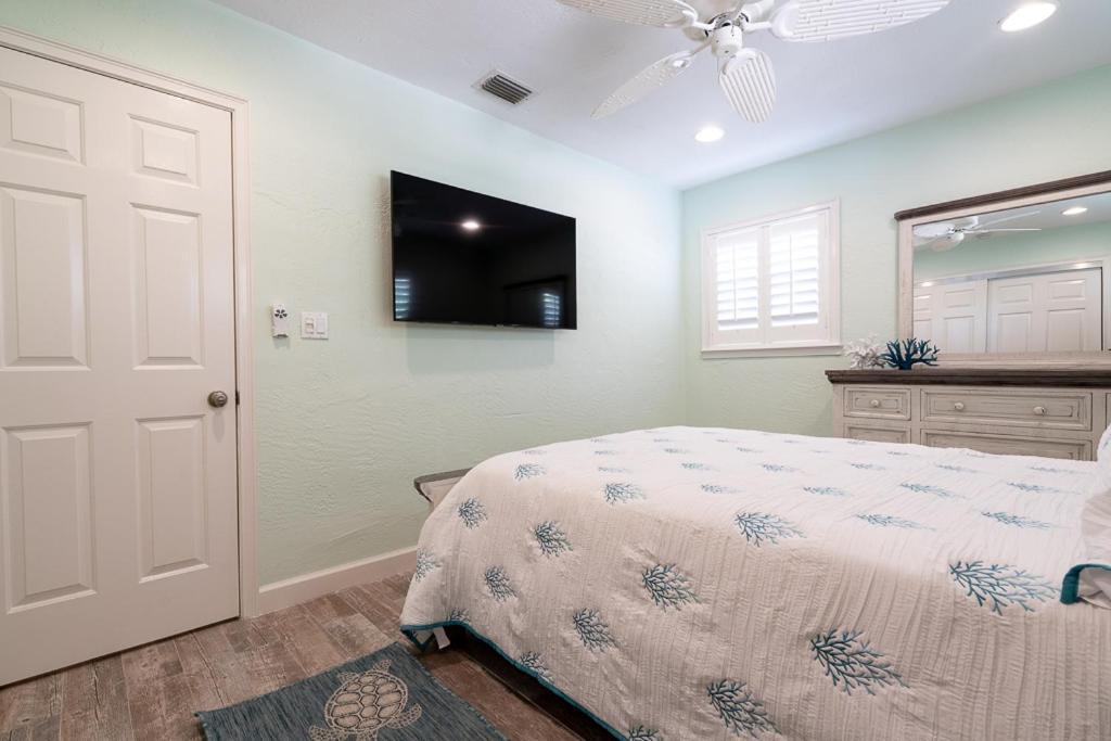 Holiday home Turtles Nest Pool ~ Hot Tub ~ Walking Distance To The - 821 E. 11th New Smyrna Beach