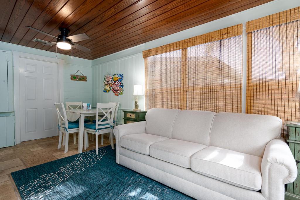Holiday home Turtles Nest Pool ~ Hot Tub ~ Walking Distance To The - 821 E. 11th
