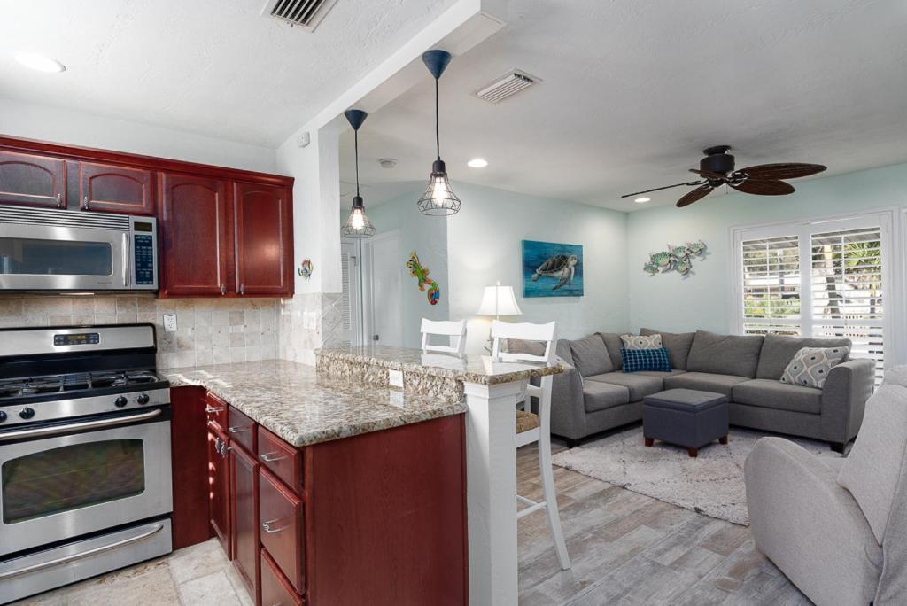 Turtles Nest Pool ~ Hot Tub ~ Walking Distance To The - 821 E. 11th * New Smyrna Beach