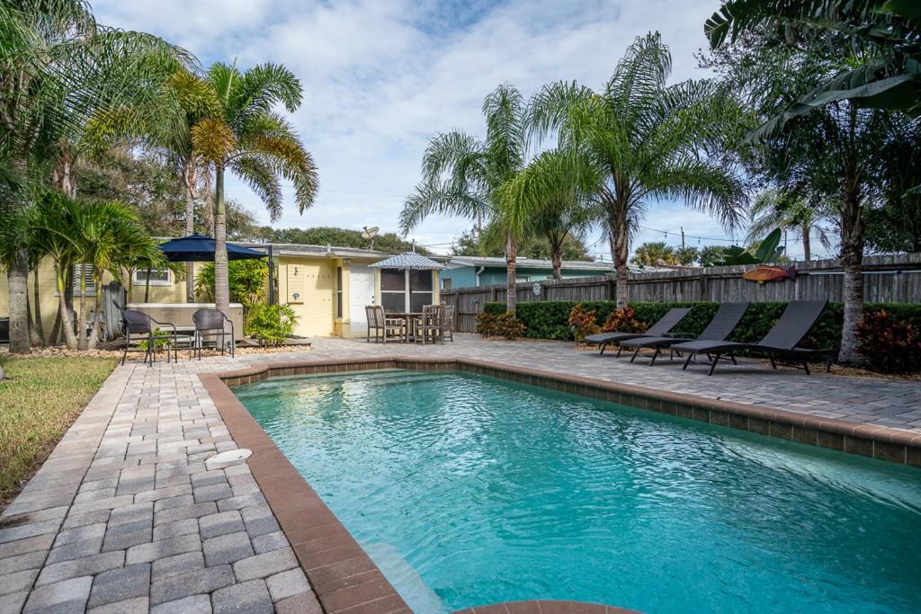 Turtles Nest Pool ~ Hot Tub ~ Walking Distance To The - 821 E. 11th Holiday home *