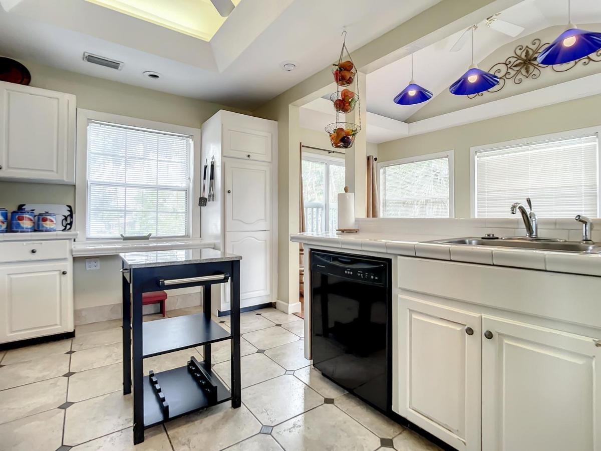 Charming Carriage House Near Historic Canal Street Minutes To The * New Smyrna Beach