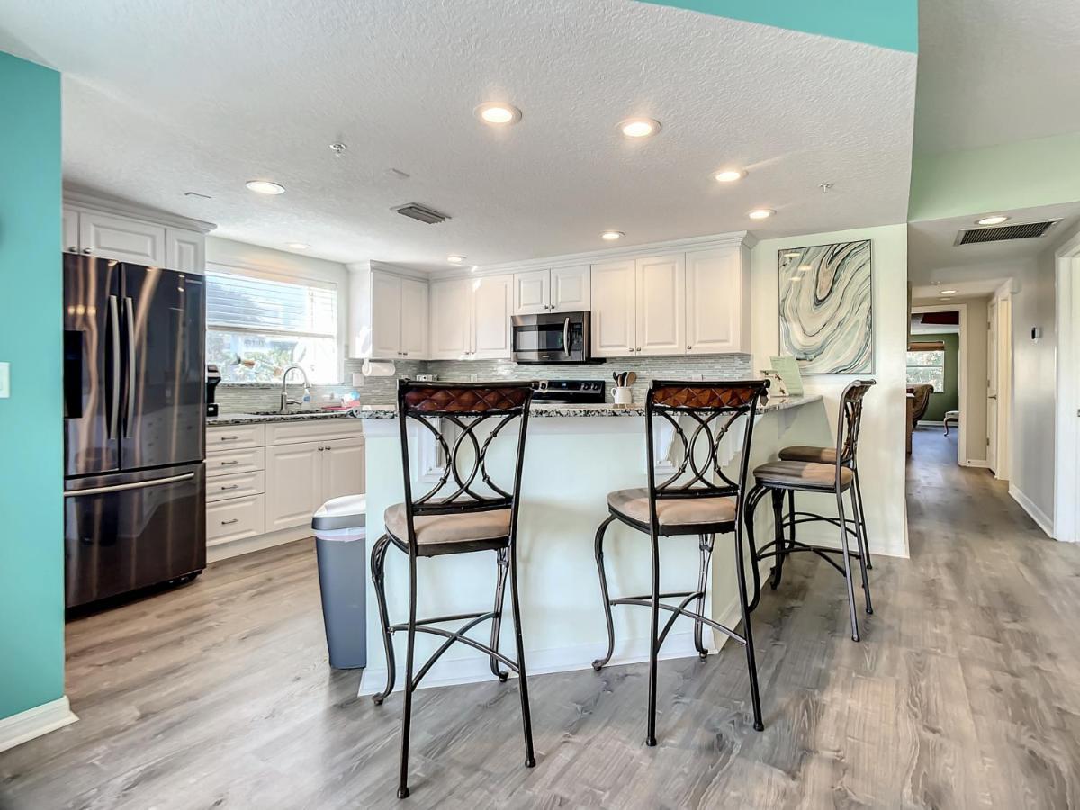 Gorgeous Oceanwalk On The Corner With Superb Views Of The Ocean. Ow1-201 *