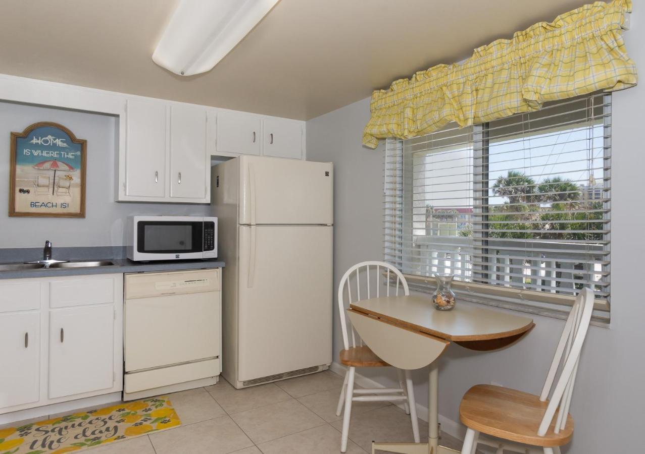 Ocean View Overlooks The Pool Ocean ~ Chateau By The Sea - 23b New Smyrna Beach