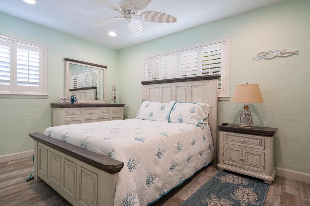 Holiday home Turtles Nest Pool ~ Hot Tub ~ Walking Distance To The - 821 E. 11th