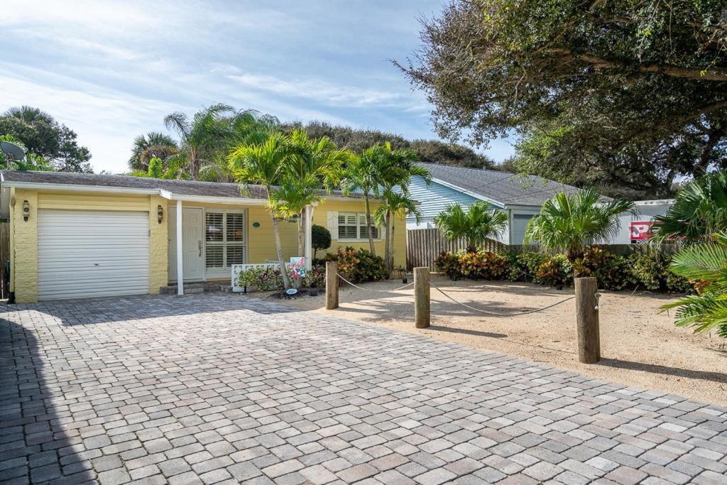 Turtles Nest Pool ~ Hot Tub ~ Walking Distance To The - 821 E. 11th * New Smyrna Beach