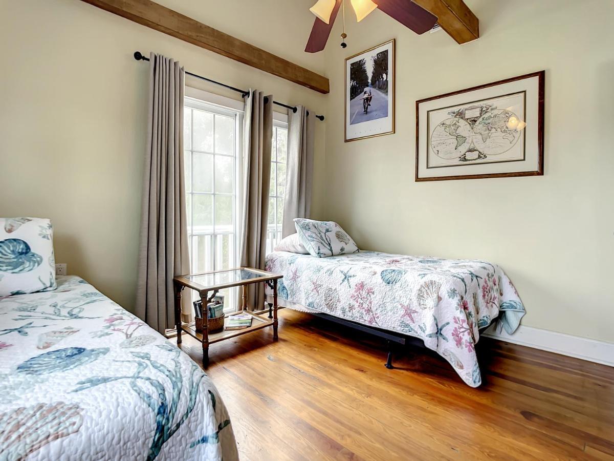 Charming Carriage House Near Historic Canal Street Minutes To The Holiday home *