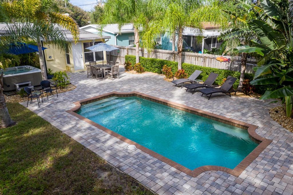 Turtles Nest Pool ~ Hot Tub ~ Walking Distance To The - 821 E. 11th New Smyrna Beach