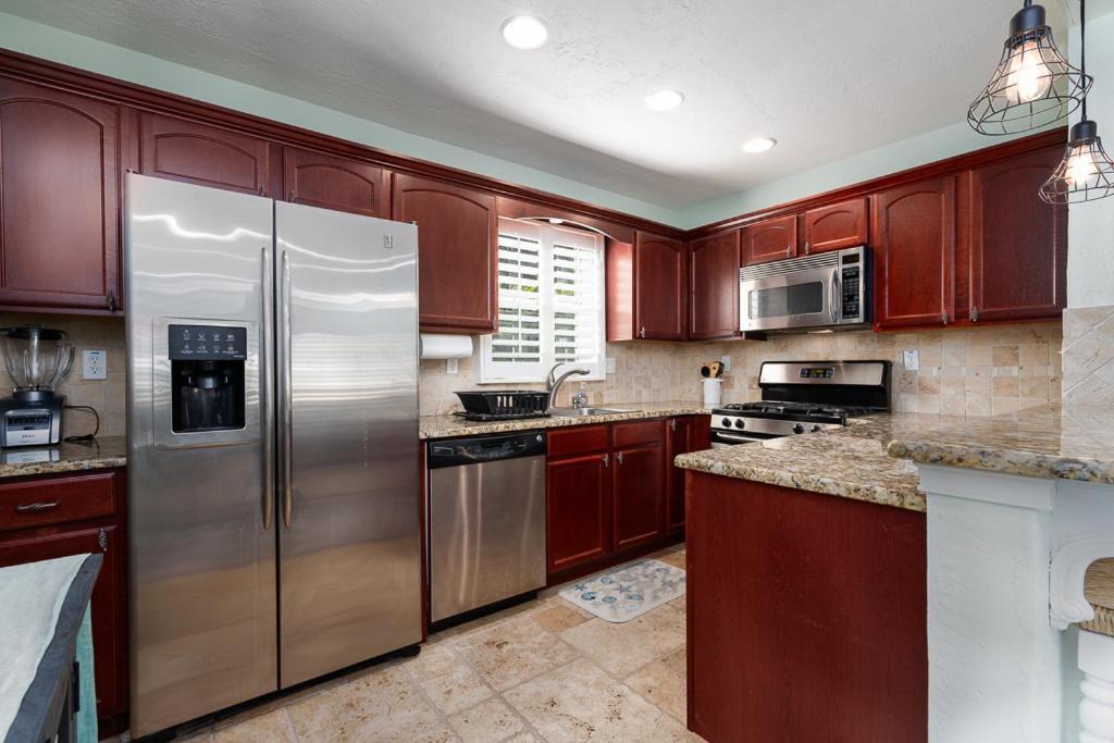 Turtles Nest Pool ~ Hot Tub ~ Walking Distance To The - 821 E. 11th *