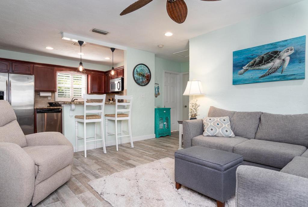 Turtles Nest Pool ~ Hot Tub ~ Walking Distance To The - 821 E. 11th * New Smyrna Beach