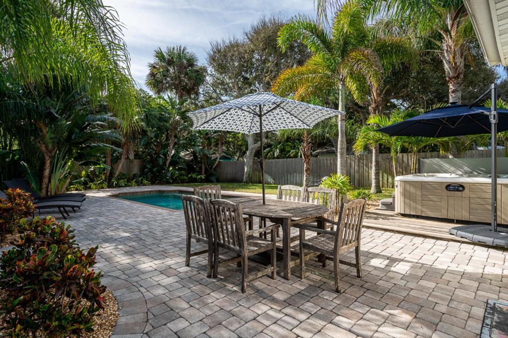 Holiday home Turtles Nest Pool ~ Hot Tub ~ Walking Distance To The - 821 E. 11th *