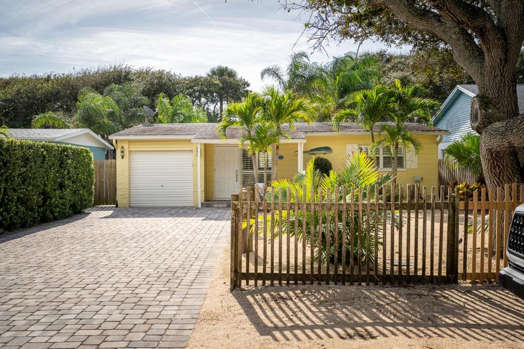 Turtles Nest Pool ~ Hot Tub ~ Walking Distance To The - 821 E. 11th Holiday home New Smyrna Beach