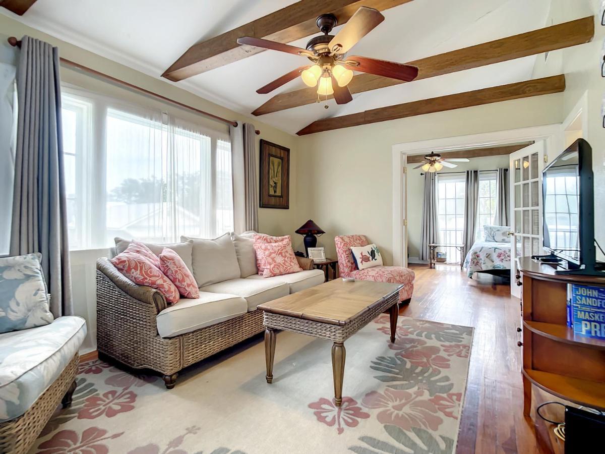 Charming Carriage House Near Historic Canal Street Minutes To The * New Smyrna Beach