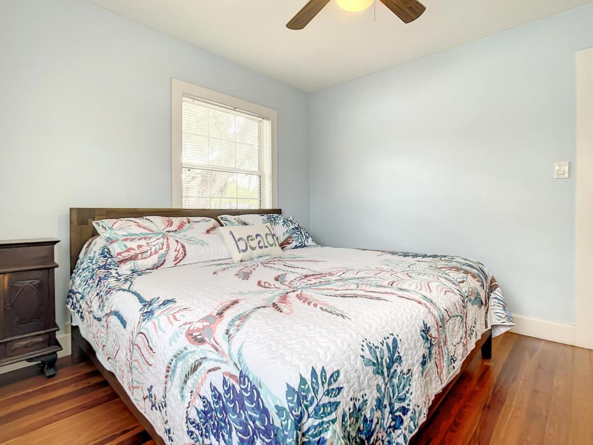 Charming Carriage House Near Historic Canal Street Minutes To The Holiday home New Smyrna Beach