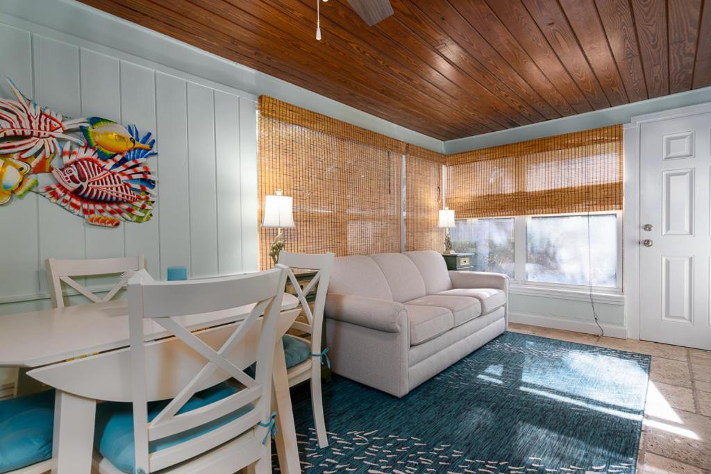 Turtles Nest Pool ~ Hot Tub ~ Walking Distance To The - 821 E. 11th New Smyrna Beach