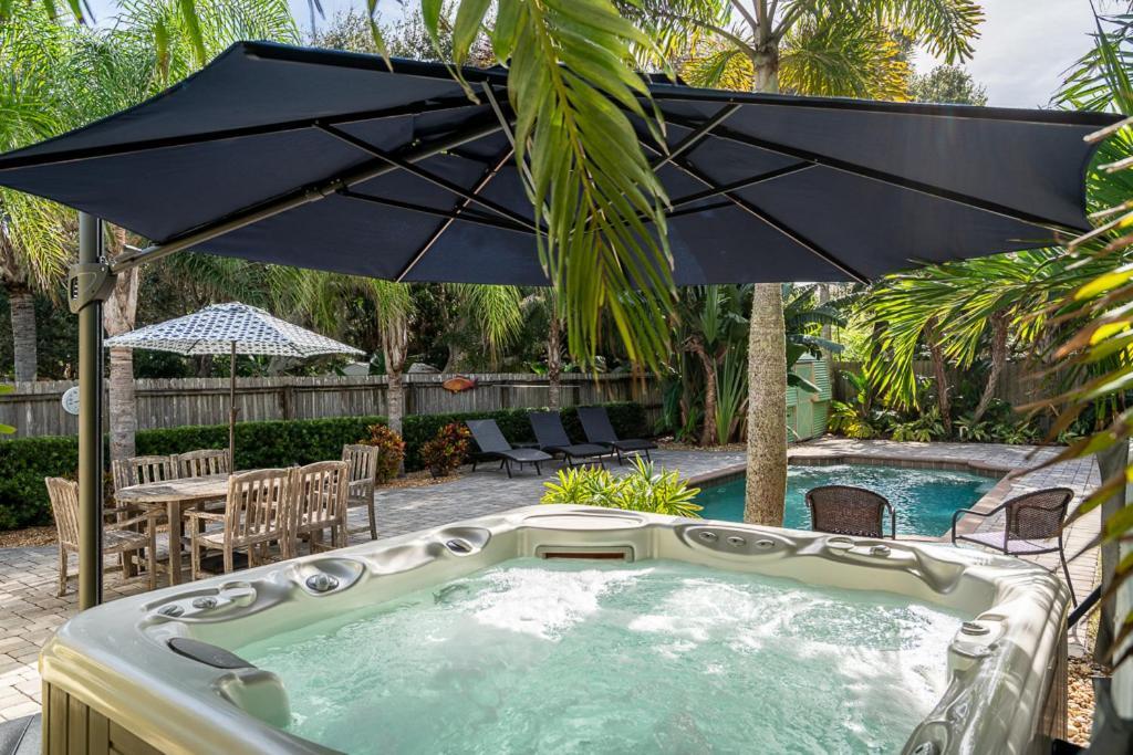 Holiday home Turtles Nest Pool ~ Hot Tub ~ Walking Distance To The - 821 E. 11th *