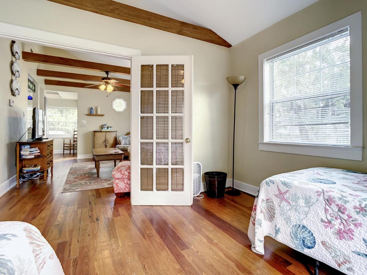 Charming Carriage House Near Historic Canal Street Minutes To The Holiday home