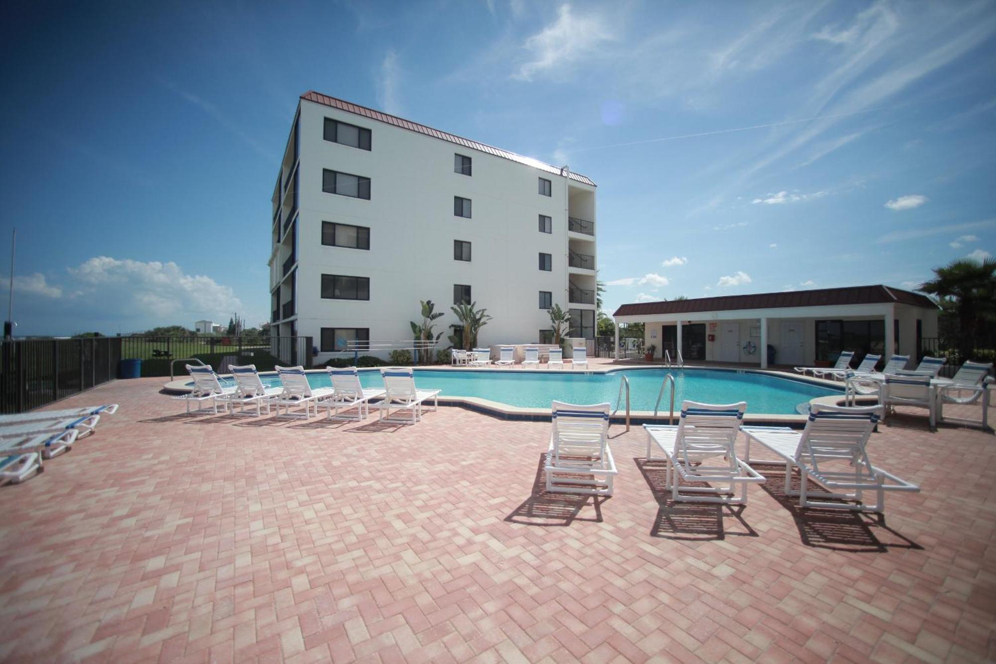Oceanfront Corner Unit At Chadham-by-the-sea Car Free Ch210