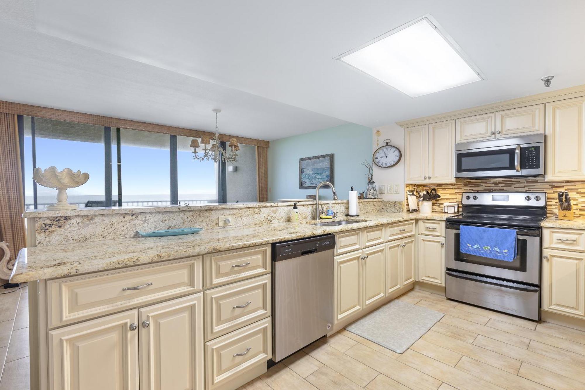 Oceanfront Corner Unit At Chadham-by-the-sea Car Free Ch210