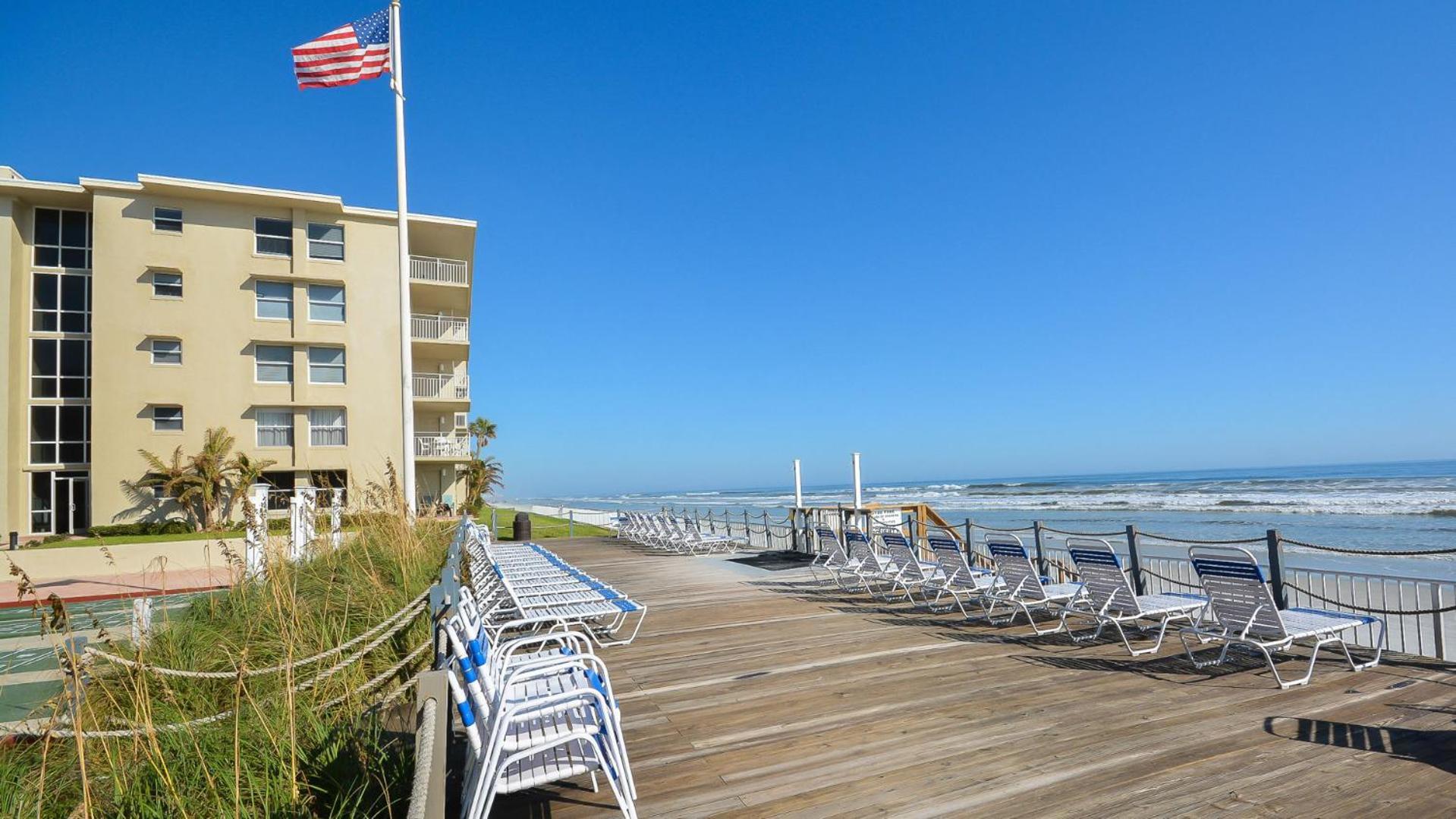 Floor Ocean And Pool Views Located On No-drive With 2 Complex Pools Holiday home *