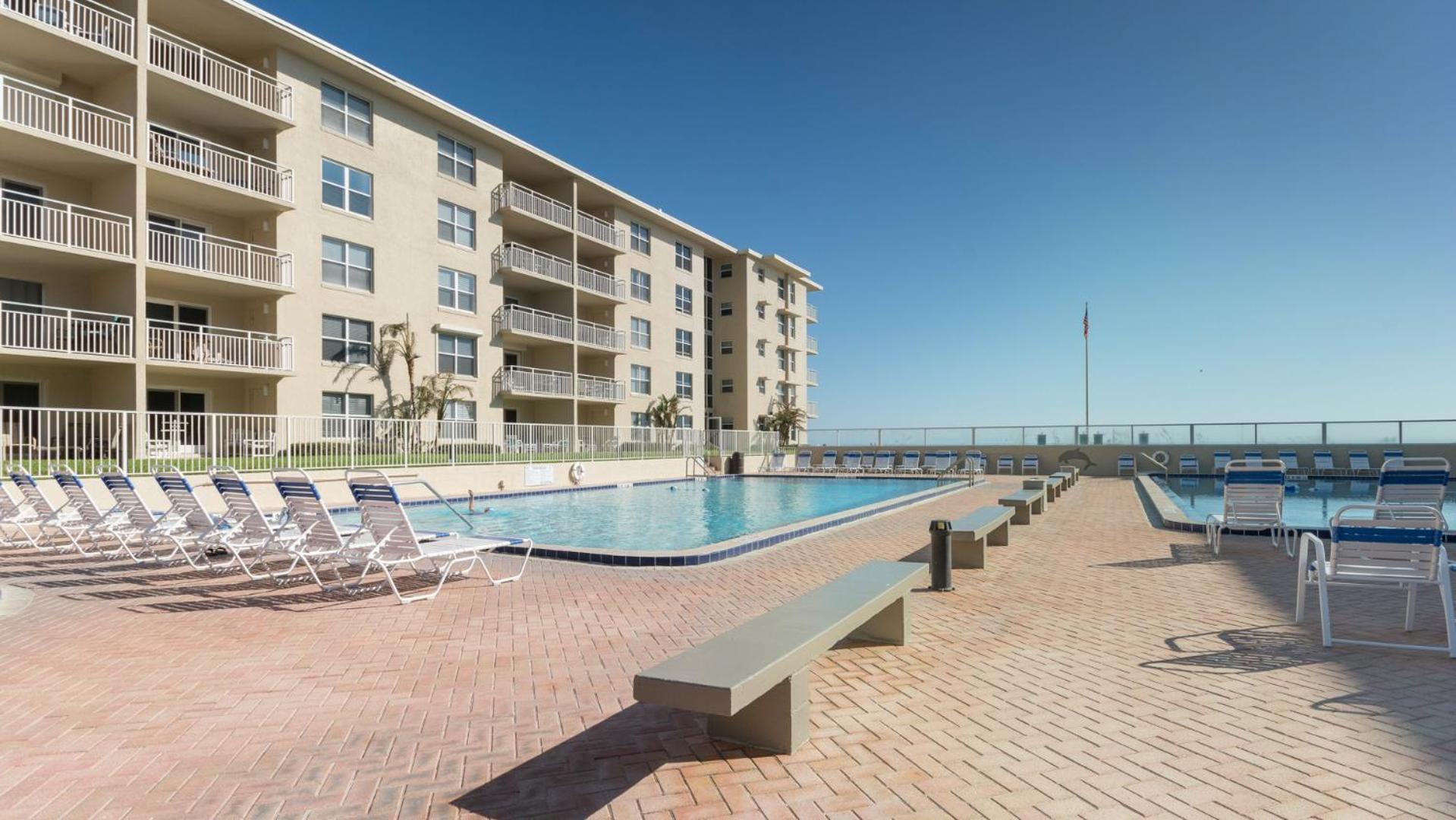 Holiday home Floor Ocean And Pool Views Located On No-drive With 2 Complex Pools