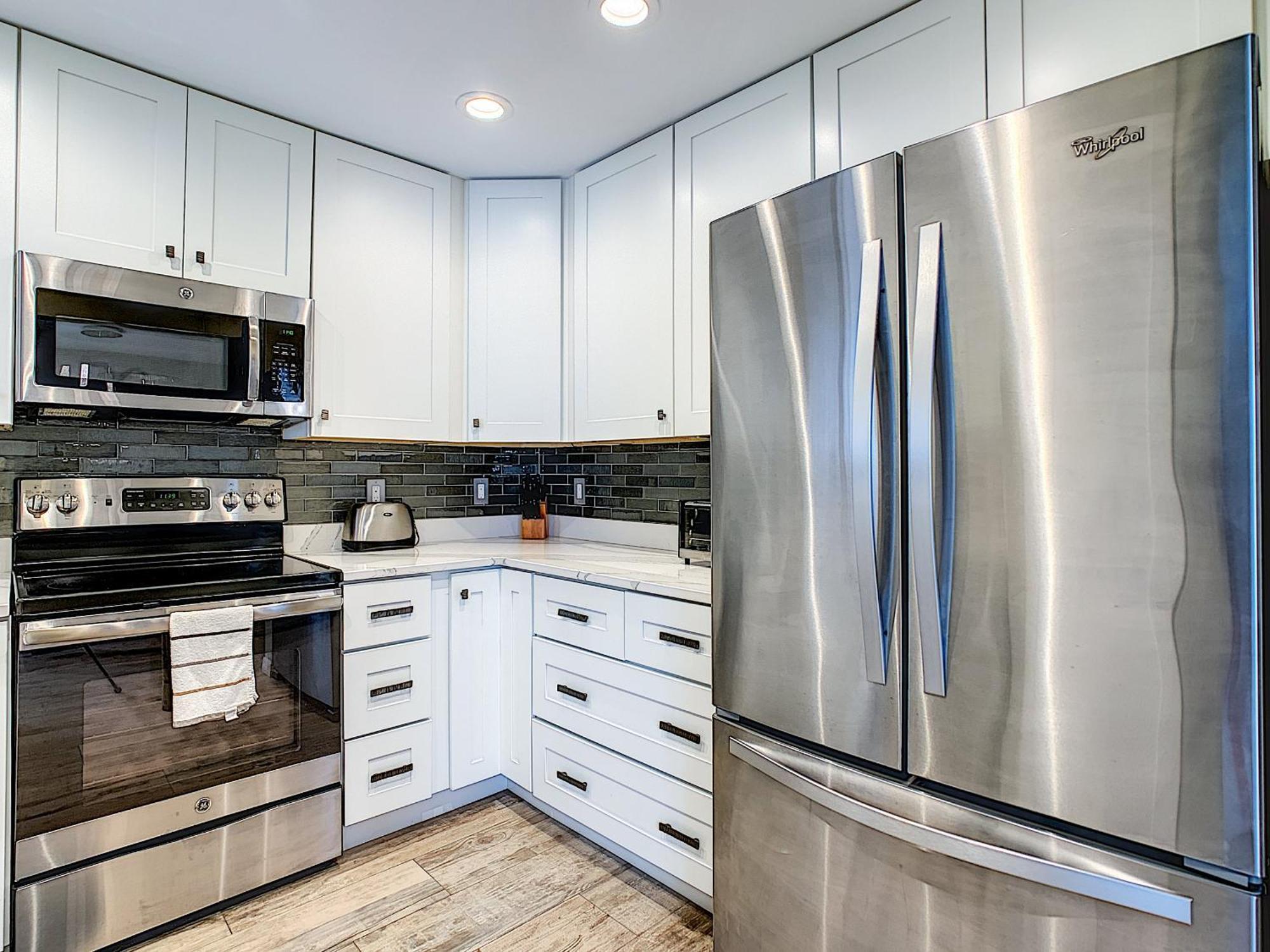 Tastefully Decorated Sea Woods - Near Access, Shopping & Dining! S4410 Apartment