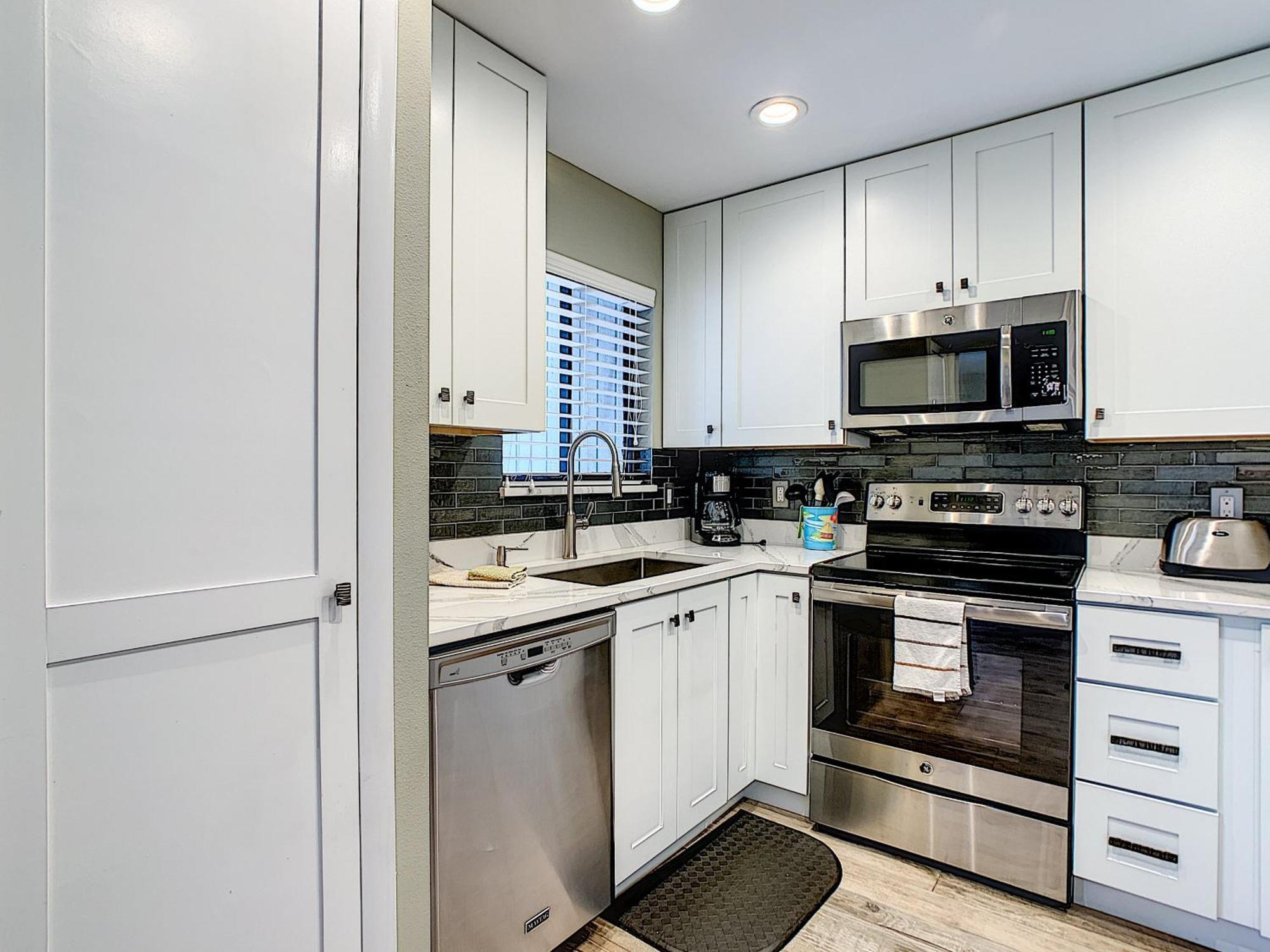 Apartment Tastefully Decorated Sea Woods - Near Access, Shopping & Dining! S4410 *
