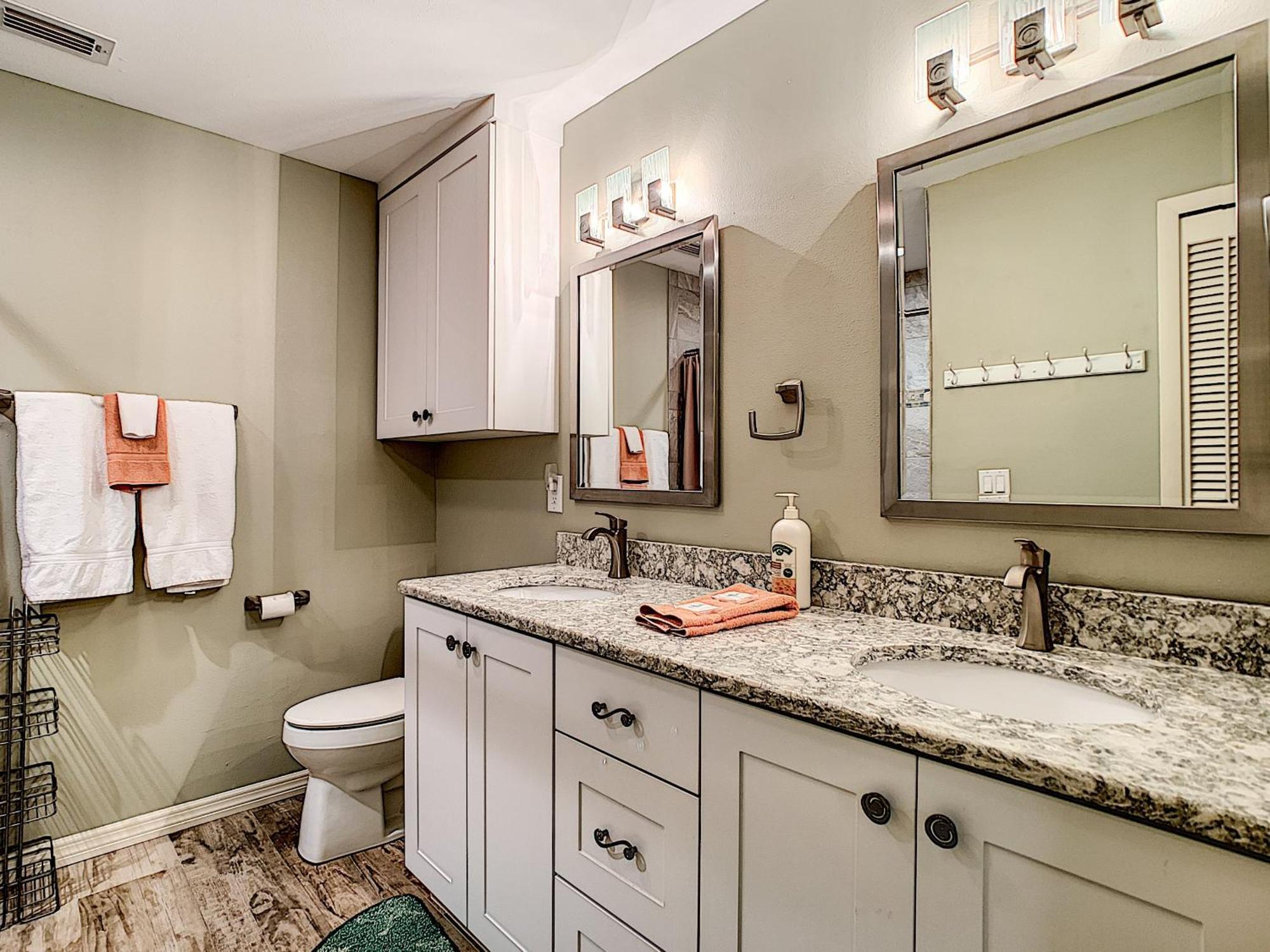Tastefully Decorated Sea Woods - Near Access, Shopping & Dining! S4410 Apartment *