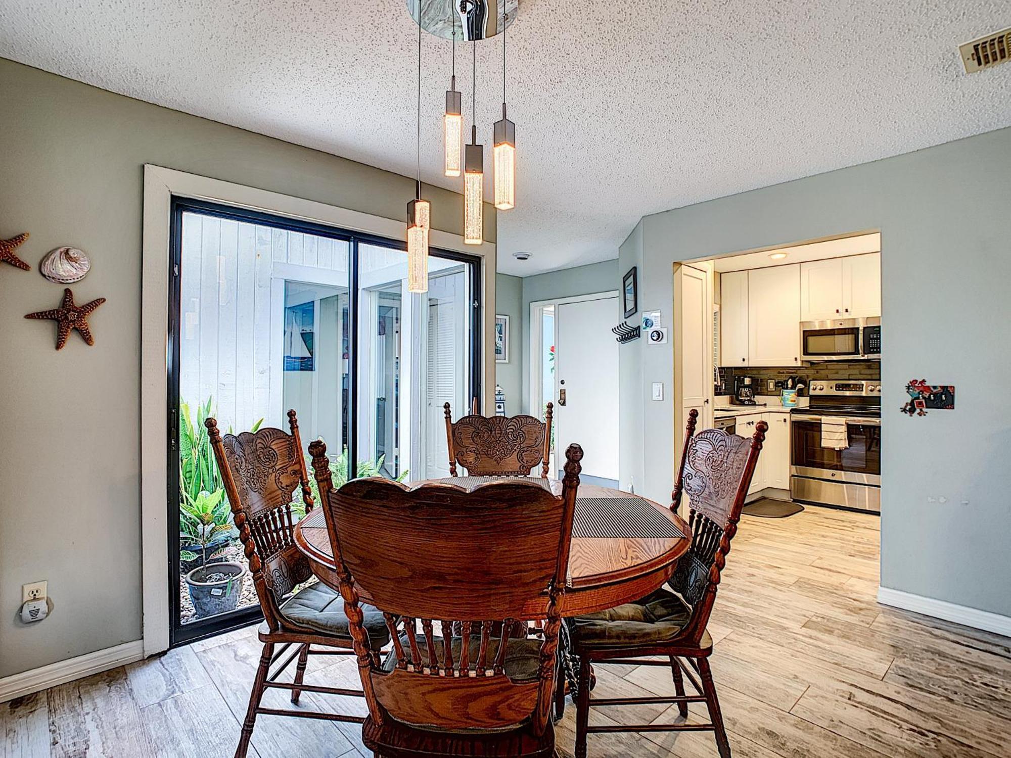 Tastefully Decorated Sea Woods - Near Access, Shopping & Dining! S4410 *