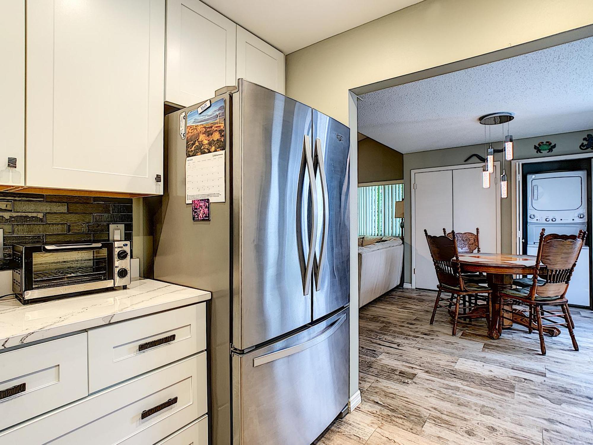 Apartment Tastefully Decorated Sea Woods - Near Access, Shopping & Dining! S4410